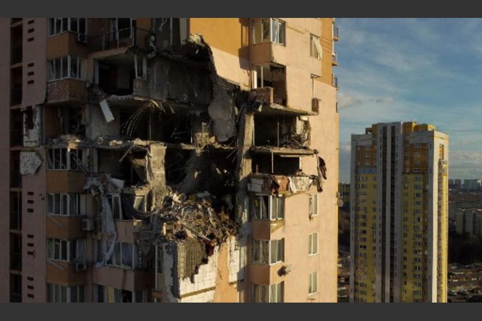 El edificio residencial fue impactado por un misil ruso. (Foto: AFP)