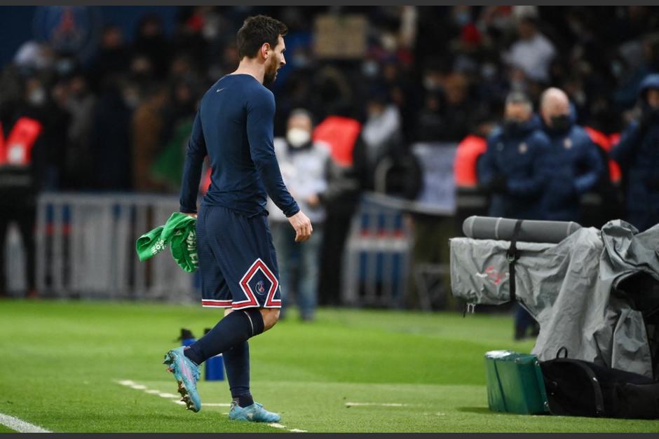 El argentino se retiró al vestuario con la camiseta del defensor del Saint-Etienne. (Foto: AFP)