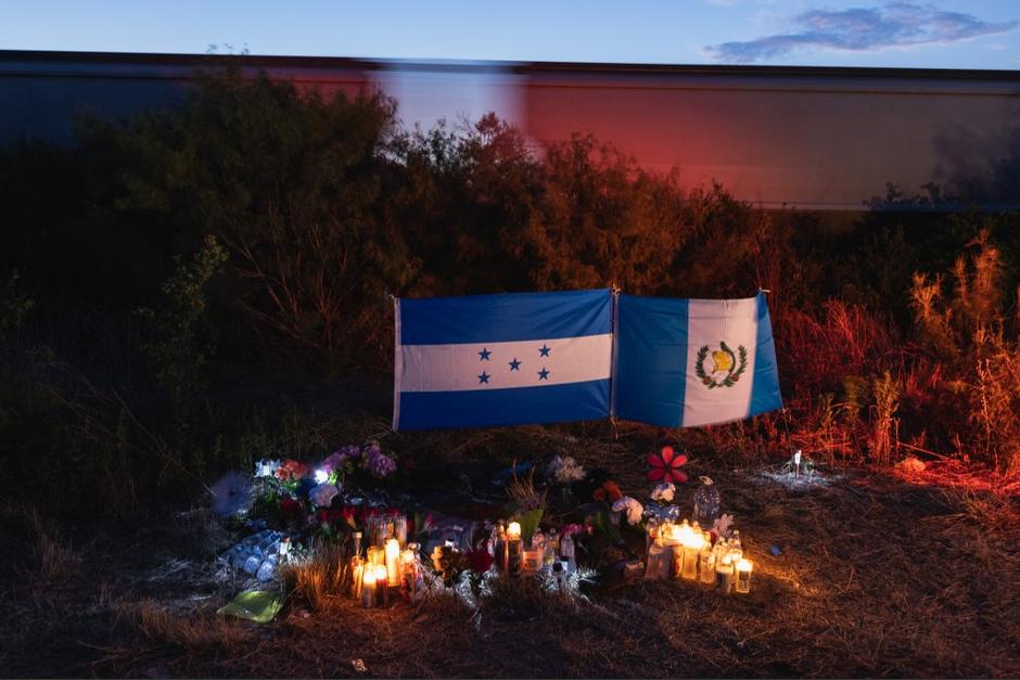 Decenas de personas han dejado flores, velas y agua en el área donde ocurrió la tragedia en la que fallecieron 53 migrantes, entre ellos varios guatemaltecos. (Foto: AFP)