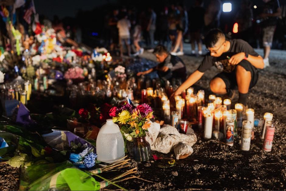 Personas realizaron un altar en el lugar donde fallecieron 53 migrantes dentro de un trailer en San Antonio, Texas. (Foto: AFP)