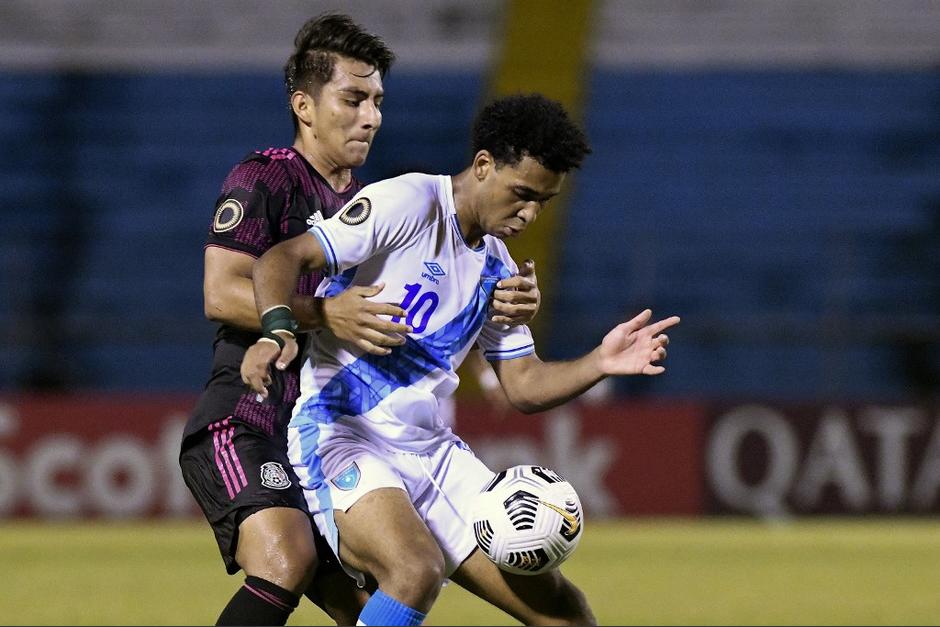 El guatemalteco destacó con sus goles y recibió el reconocimiento. (Foto: AFP)