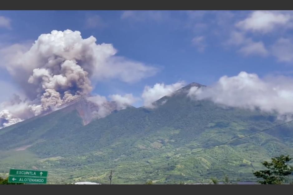 Las imágenes muestran la erupción desde una avioneta. (Foto: captura video)&nbsp;