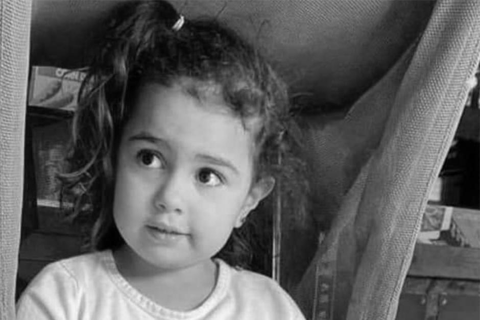 Entre lágrimas, aplausos y globos le dieron el último adiós a la pequeña niña Ellie Samara Batres Barrientos. (Foto: redes sociales)