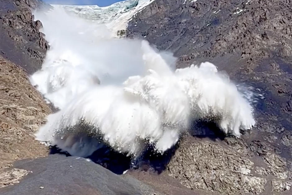 El desprendimiento de un enorme glaciar en Kirguistán provocó una avalancha en las montañas Tian Shan. (Foto: Instagram/Harry Shimmin)