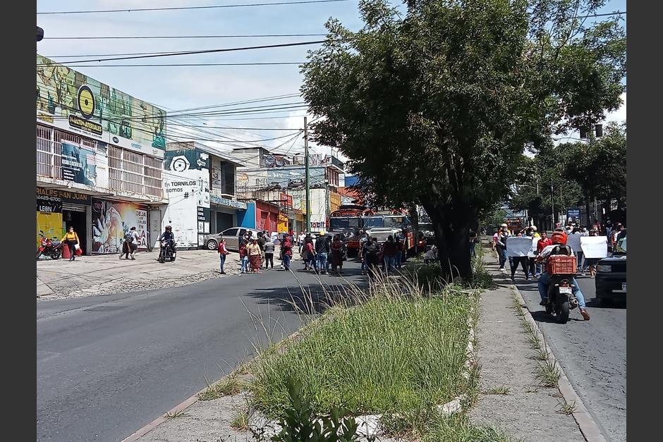 Un grupo de personas bloqueó la calzada San Juan como medida de protesta por la falta de agua potable. (Foto: Pablo Morales/Gerente Municipal de Mixco)