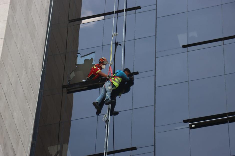 Un hombre que quedó suspendido en el décimo nivel de un edificio en la zona 10 fue rescatado por Bomberos Municipales. (Foto: Bomberos Municipales)