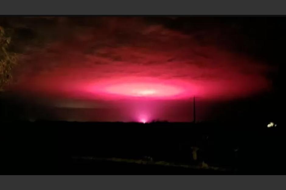 Un resplandor rosado en el cielo de Australia sorprendió a miles de habitantes. (Foto: BBC)
