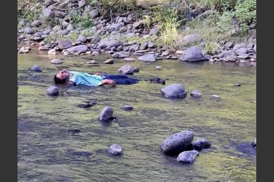 El hombre se quedó dormido en un río de bajo nivel, lo que asustó a varios vecinos en El Salvador. (Foto: Noticias El Salvador)