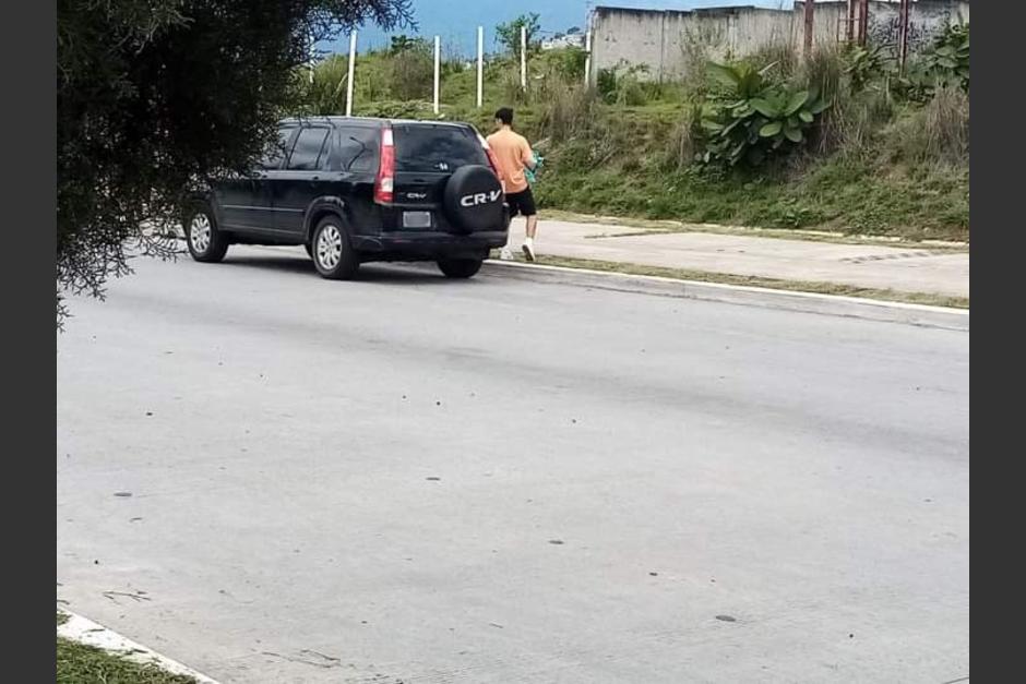 Un hombre fue captado mientras abandonaba a un pequeño perro en el bulevar Los Reformadores, el canino perdió la vida. (Foto: Facebook/Javier Gramajo)