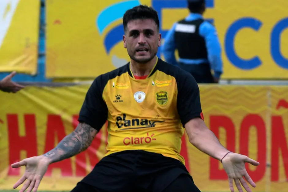 Ramiro Rocca fue sancionado por mostrar sus genitales en la cancha tras celebrar un gol. (Foto: AFP)&nbsp;