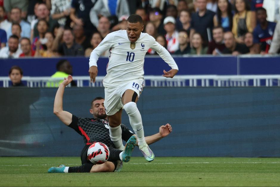 Ni Mbappé ni Benzema, grandes estrellas de Francia, pudieron contra la selección de Croacia y cayeron derrotados. (Foto: AFP)