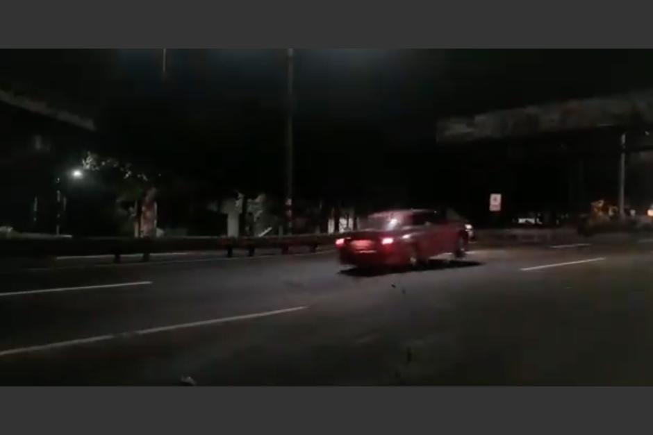Un automóvil fue captado cuando transitaba por las grietas que se formaron en la ruta al Pacífico, previo a que la carretera colapsara. (Foto: captura de video)