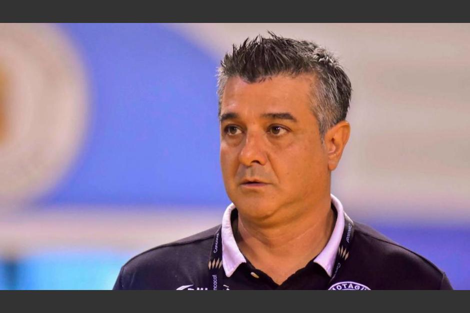 El entrenador interino de Honduras tomará el rumbo del cuadro rojo en Guatemala. (Foto: Diario La Prensa)