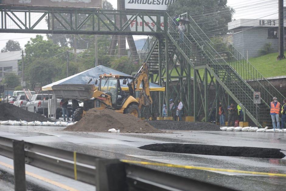 Autoridades municipales confirmaron la instalación de un puente bailey en el lugar en donde se produjo un hundimiento en la ruta al Pacífico. (Foto: Wilder López/Soy502)