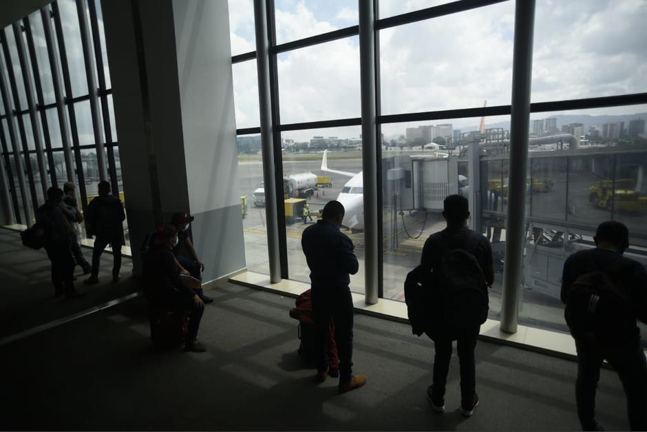Decenas de viajeros tuvieron que esperar sin luz en el Aeropuerto Internacional La Aurora por un corte de energía. (Foto: Archivo/Soy502)