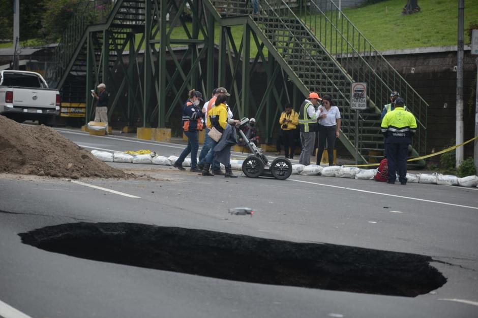 El alcalde de Villa Nueva, Javier Gramajo, explicó que en el lugar hay una falla sísmica y que ocurrió una falla en un drenaje importante. (Foto: Wilder López/Soy502)