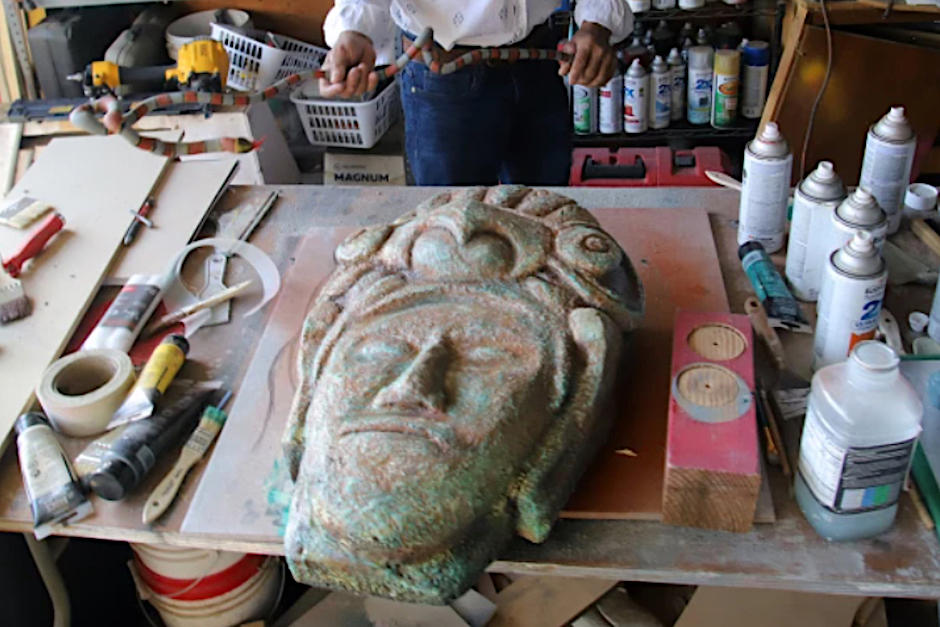 El guatemalteco convierte en arte los desechos. (Foto: James Caqrbone/Los Angeles Times)