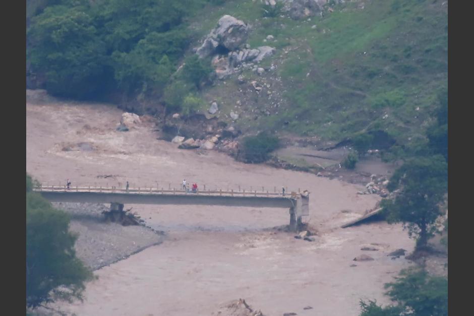 El puente deja incomunicado a uno de los municipios de Chiquimula. (Foto: Paragliding Chiquimula)