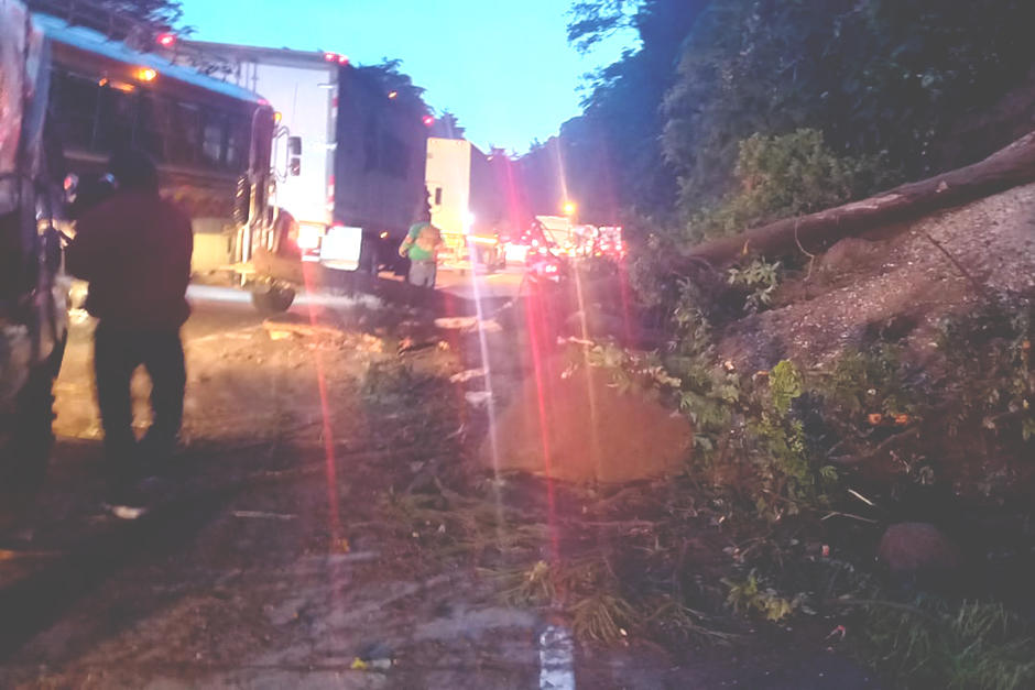 Un nuevo derrumbe, ocurrido durante la noche de este domingo 19 de junio, afecta el tránsito en la ruta Interamericana. (Foto: Vocero Muni Mixco)&nbsp;