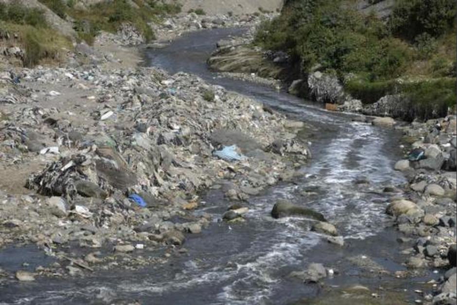 Vista de la contaminación en el río Las Vacas. (Foto: Soy502/Archivo)&nbsp;