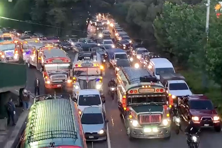 Cientos de automóviles están detenidos en la ruta Interamericana en jurisdicción de San Lucas debido al derrumbe ocurrido en la ruta Interamericana. (Foto: captura de video)