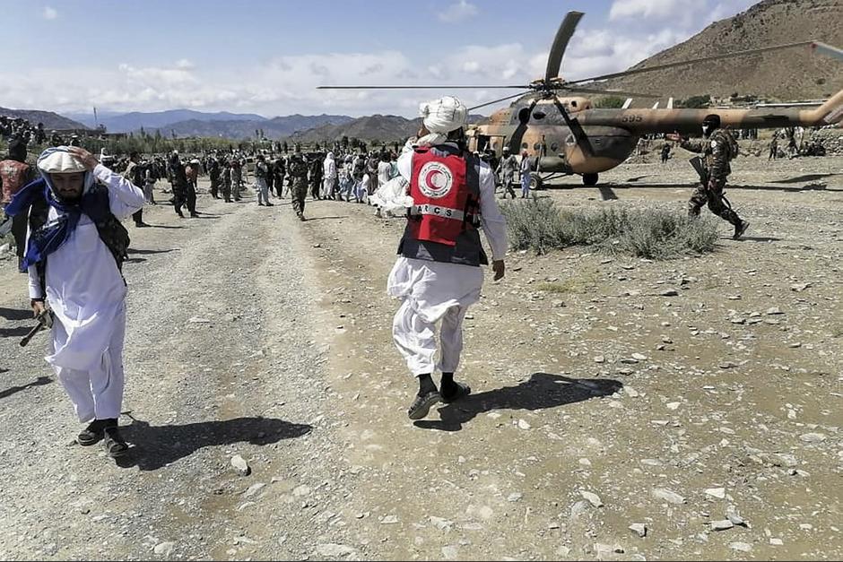 Paramédicos auxilian a personas que resultaron heridas debido al terremoto. (Foto: AFP)