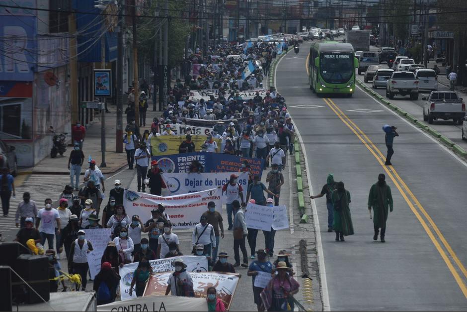 Decenas de estudiantes marchan en contra de la elección de Walter Mazariegos como rector.(Foto: Carlos Alonzo/Soy502)
