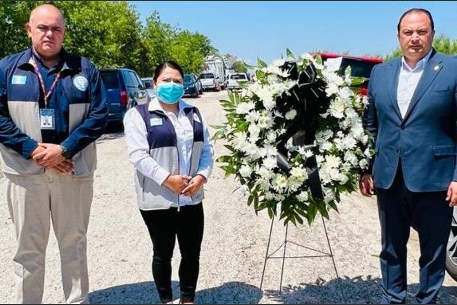 El canciller Mario Búcaro acudió a San Antonio, Texas, EE.UU. para dejar un arreglo floral en honor a la víctimas de la tragedia en un furgón. (Foto: Minex)
