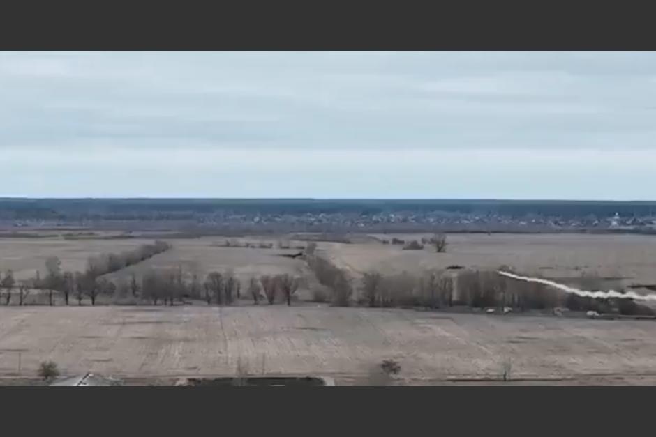 Un misil ucraniano derribó una aeronave rusa que intentaba invadir el territorio, según se observa en un video publicado por el Ministerio de la Defensa. (Foto: captura de video)
