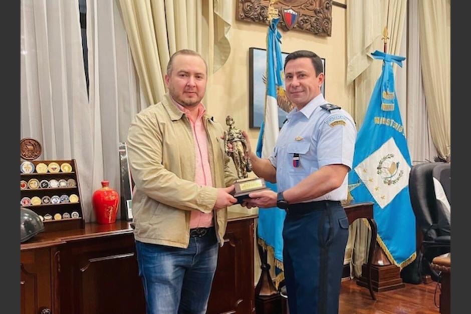 José Ubico (izquierda) recibió un reconocimiento entregado por el Ministro de la Defensa,&nbsp;Henry Reyes Chigua (derecha). (Foto: Twitter)