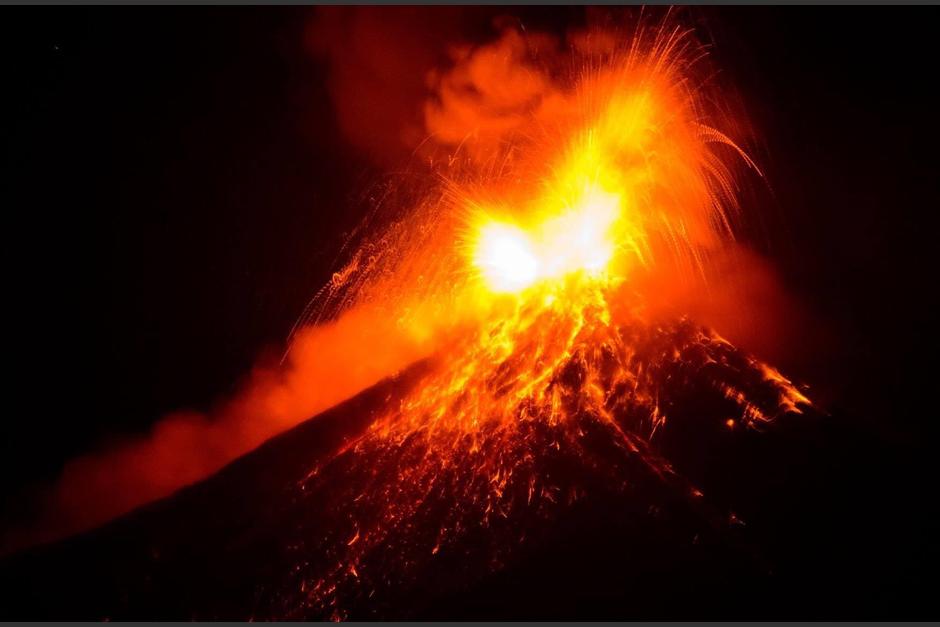 El volcán de Fuego incrementó su actividad eruptiva este lunes. (Foto: Cortesía/AAR)