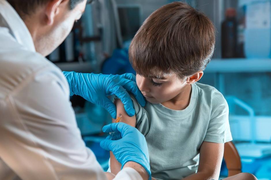 El ministro de Salud, Francisco Coma informó que se está analizando la utilización de la vacuna de la marca Moderna en niños de entre 6 y 11 años y que esta podría iniciar la próxima semana. (Foto ilustrativa: Adobe Stock)