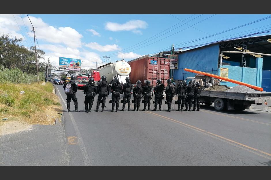 Un grupo de taxistas realiza un bloqueo en Prados de Villa Hermosa, para manifestar su inconformidad por el cobro de multas y consignaciones. (Foto: PMT Villa Nueva)