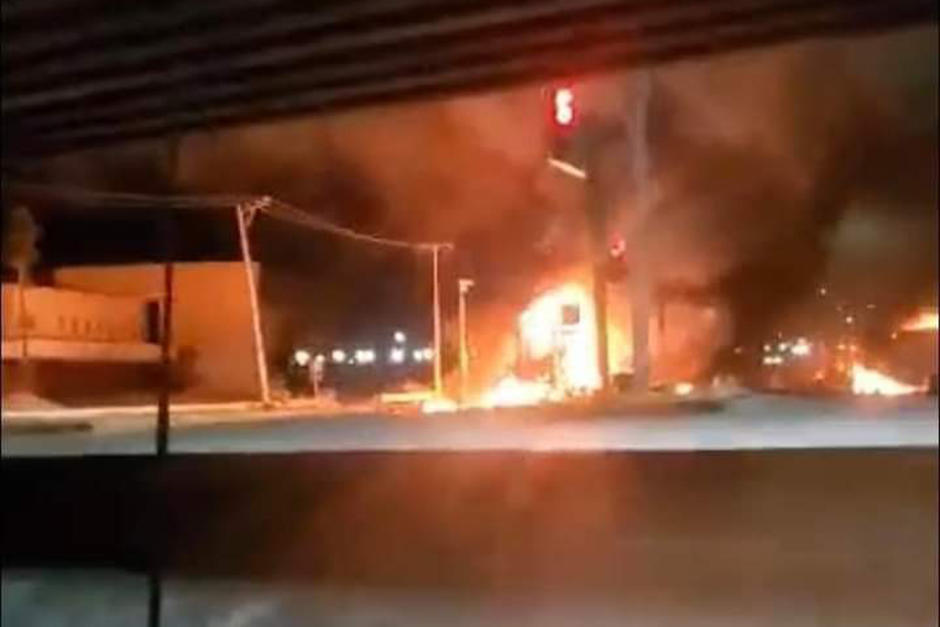 Intensas balaceras, bloqueos viales y quema de vehículos ocurrieron en la ciudad mexicana de Nuevo Laredo, tras la captura de un narcotraficante. (Foto: captura de video)&nbsp;