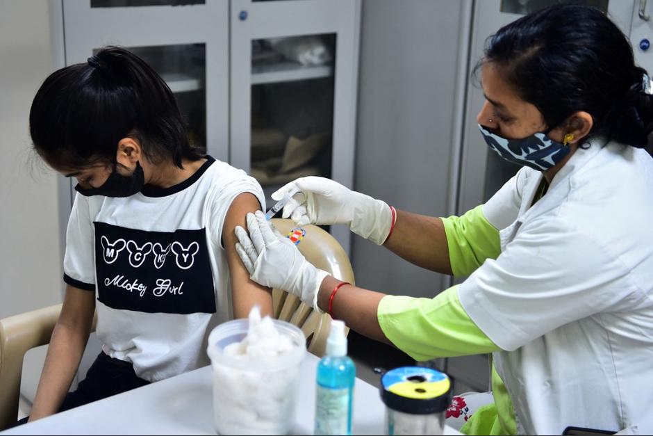 La farmacéutica reveló que su vacuna es efectiva para niños de 6 años. (Foto: AFP)&nbsp;