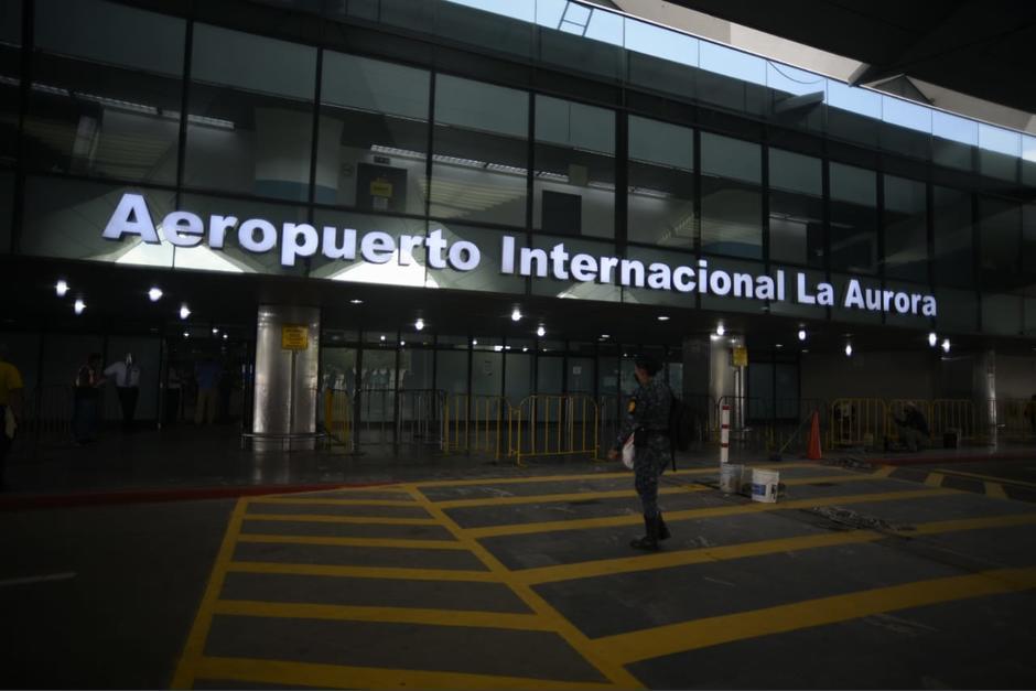 Capturan a una agente de la PNC involucrada en actos de corrupción al cobrarle a un turista 300 dólares en el Aeropuerto Internacional La Aurora. (Foto ilustrativa: Archivo/Soy502)