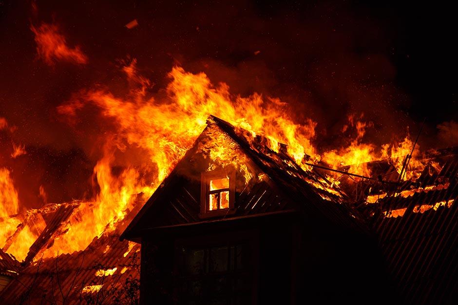 Un pastor evangélico denunció que su casa y su iglesia quedaron destruidas tras un incendio provocado por desconocidos. (Foto ilustrativa: Shutterstock)