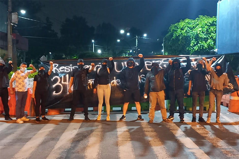 Un grupo de supuestos estudiantes bloquea el ingreso en la Universidad de San Carlos de Guatemala. (Foto: Cortesía)