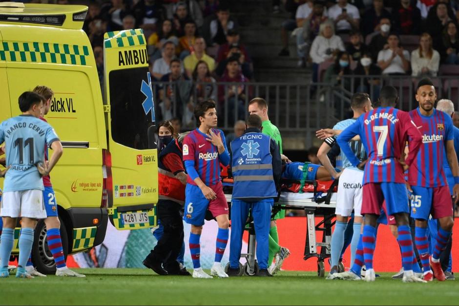El uruguayo sufrió un choque de cabeza con su compañero Gavi. (Foto: AFP)