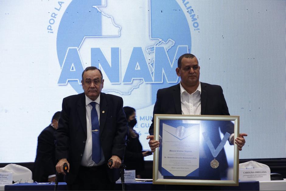 La Anam le entregó al presidente Alejandro Giammattei la Orden "Manuel Colom Argueta", tras un discurso explosivo en contra de sus opositores. (Foto: DCA)
