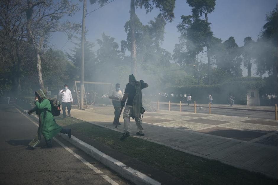 Las fuerzas antimotines que resguardan el ingreso de la votación a rector lanzaron gas lacrimógeno contra los manifestantes. (Foto: Wilder López/Soy502)
