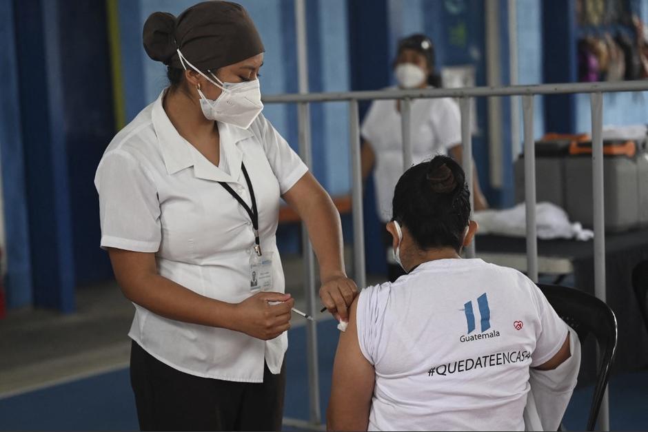 Personal del Ministerio de Salud aplica vacuna contra Covid-19. (Foto: AFP)&nbsp;