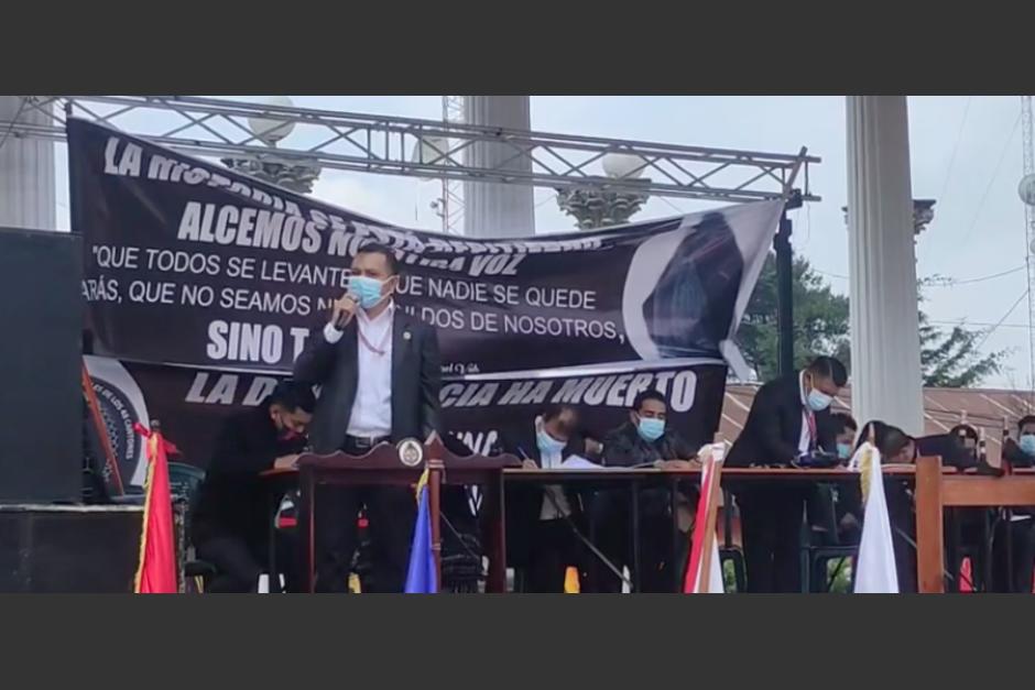 Pobladores de Totonicapán se concentran en el parque central para manifestar en contra de la elección de Consuelo Porras y el incremento en los precios. (Foto: Captura de pantalla / Totovisión)&nbsp;