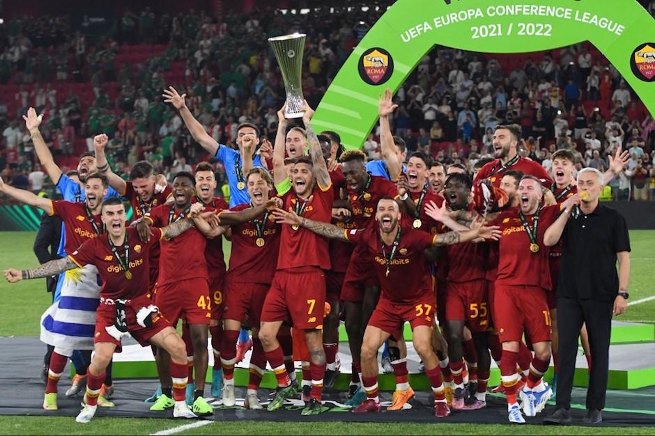 La Roma superó 1-0 al Feyenoord y se proclamó campeona de la Conference League. (Foto: AFP)