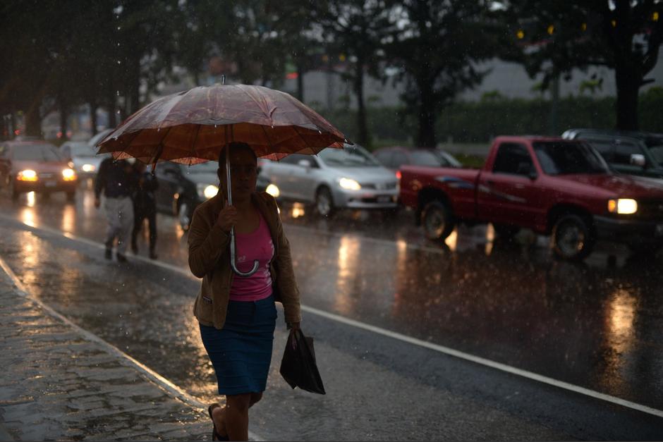 Las fuertes lluvias de este viernes 27 de mayo se encuentran generando complicaciones de tránsito en distintos sectores de la Ciudad de Guatemala y municipios aledaños. (Foto: Wilder López/Soy502)