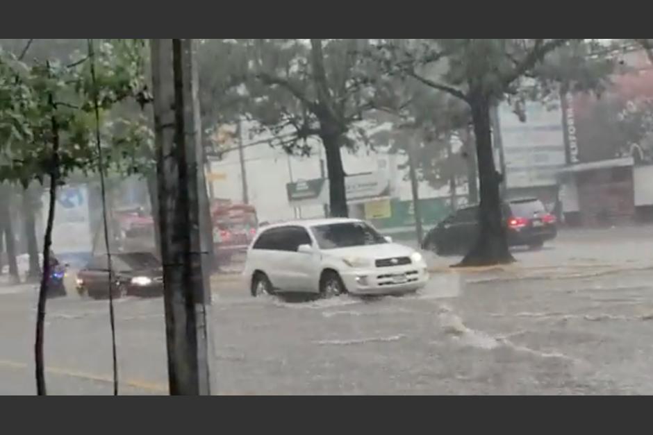 Las intensas lluvias inundaron la calzada San Juan. (Foto: captura de pantalla)