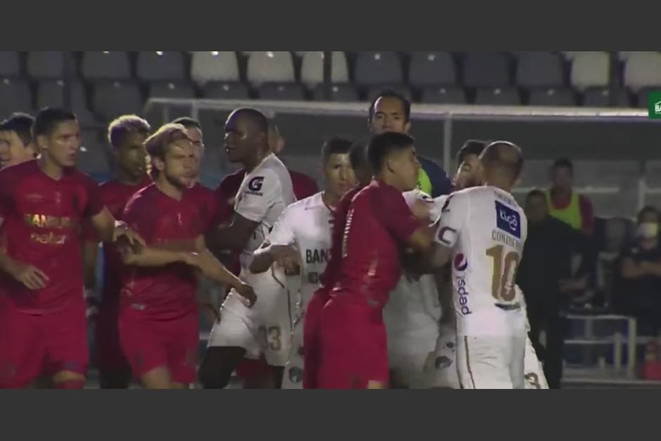 El partido se empañó por la agresión entre los jugadores de Municipal y Comunicaciones. (Captura Video)