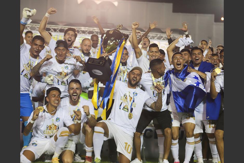 José Manuel Contreras festeja junto a sus compañeros el nuevo título nacional. (Foto: Comunicaciones FC)