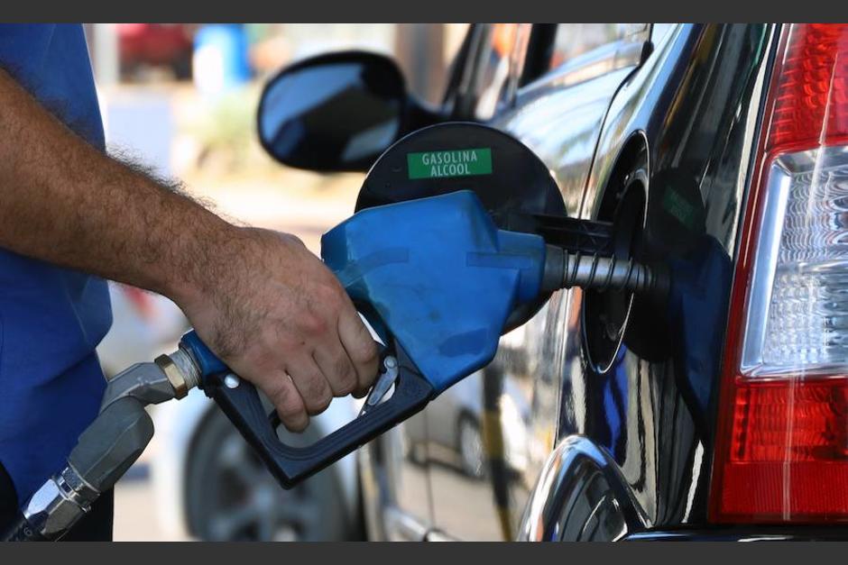Los precios de los combustibles redujeron su precio este martes 31 de mayo tras entrar en vigencia el subsidio que aplica descuentos de Q5 para gasolinas superior y regular y Q7 para el diésel. (Foto: AFP)