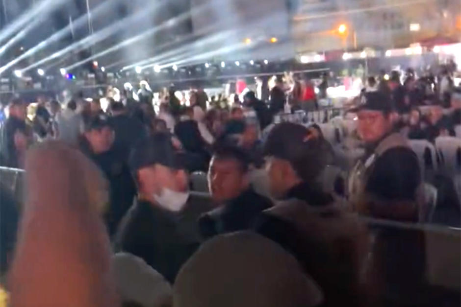 Guardias de seguridad retiran a una persona señalada de robar teléfonos a los asistentes al concierto de Daddy Yankee. (Foto: Captura de pantalla)&nbsp;